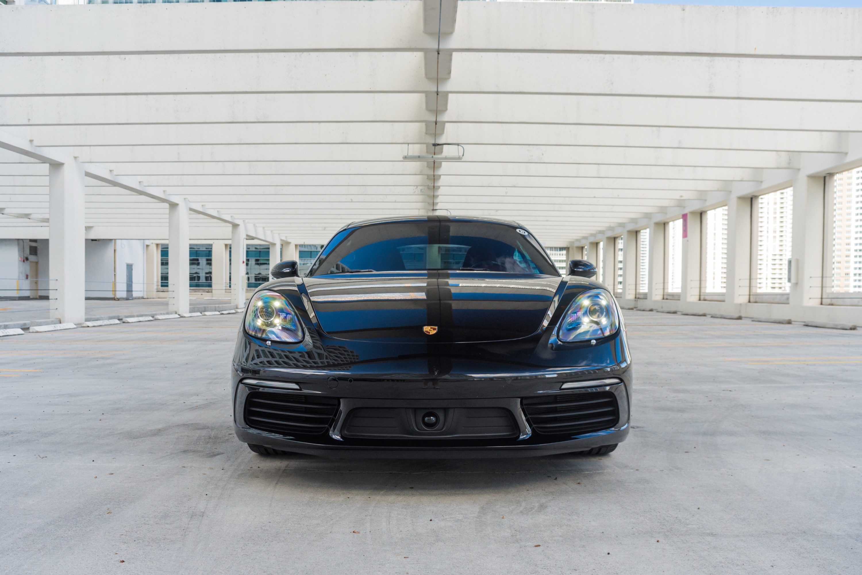 Porsche 718 Cayman White — exterior side view