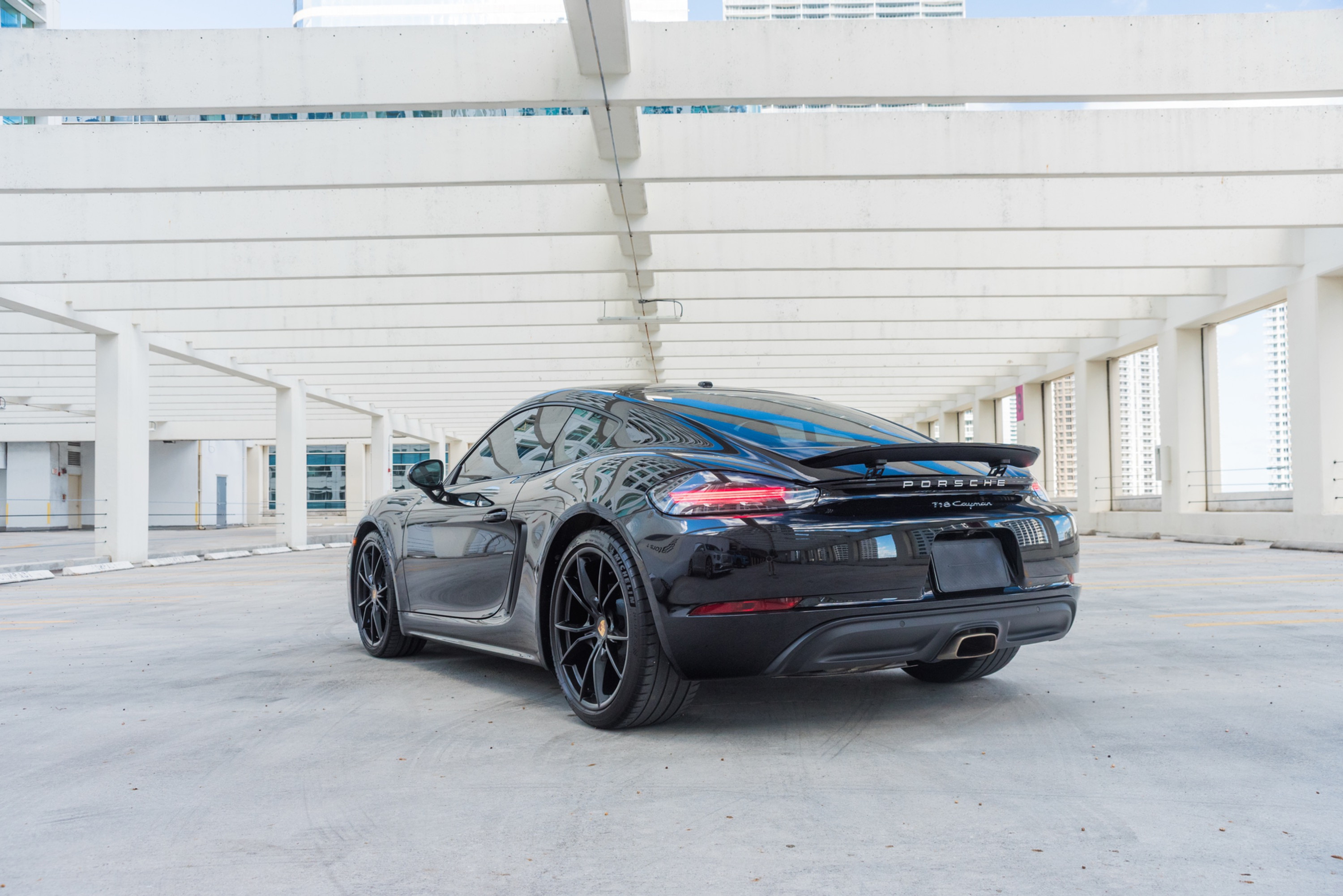 Porsche 718 Cayman White — interior dashboard