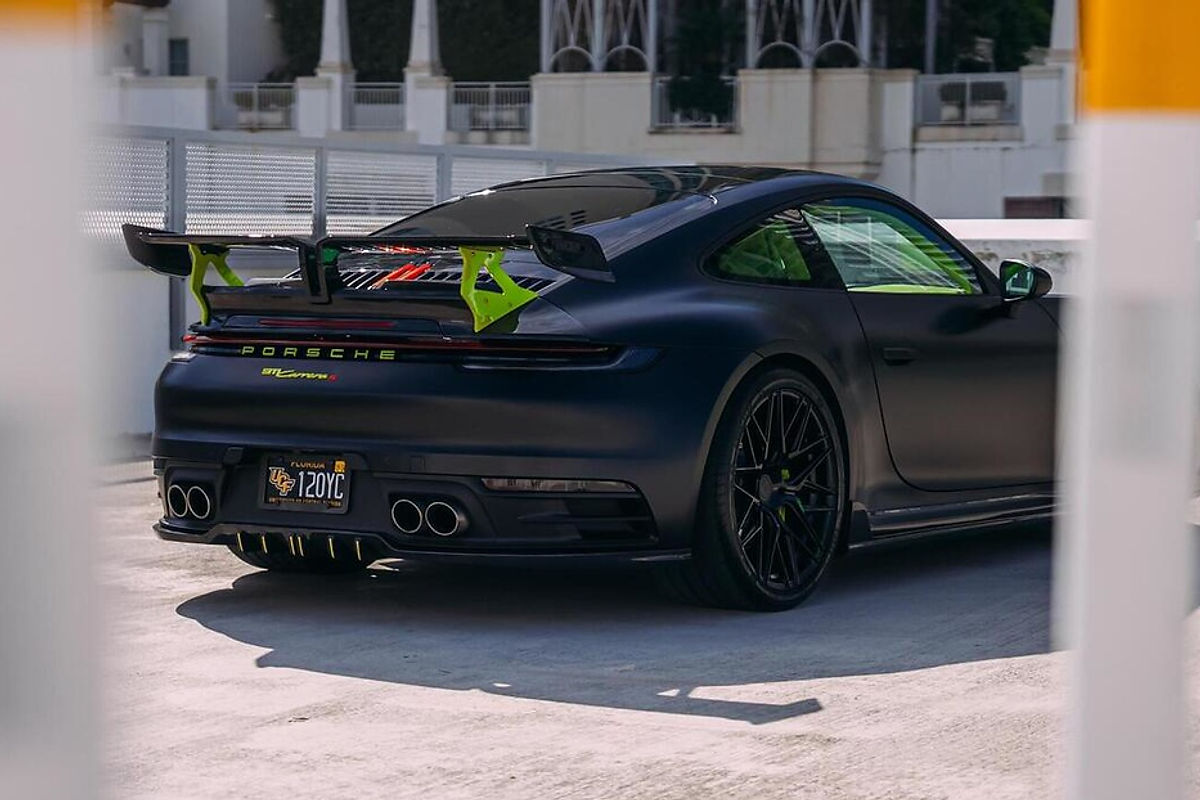 Porsche 911 Carrera S Black 2020 — exterior rear view