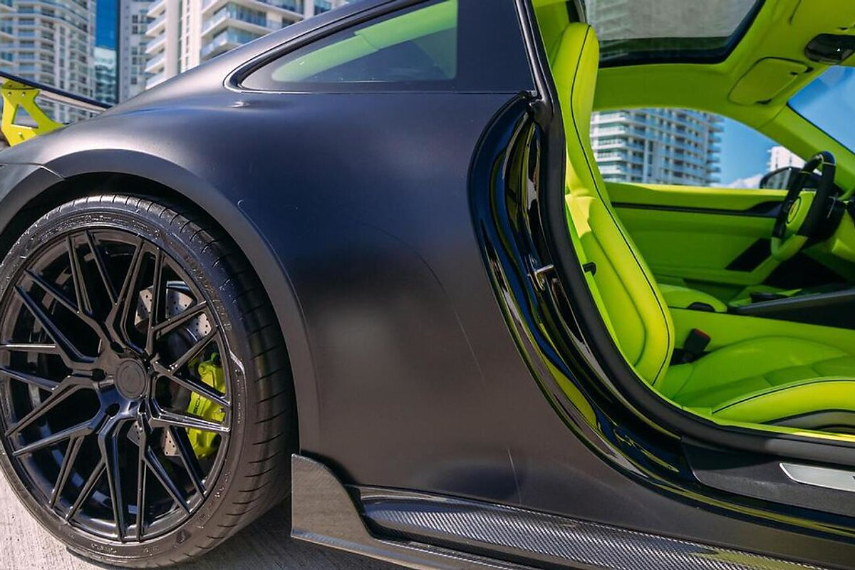 Porsche 911 Carrera S Black 2020 — interior seats