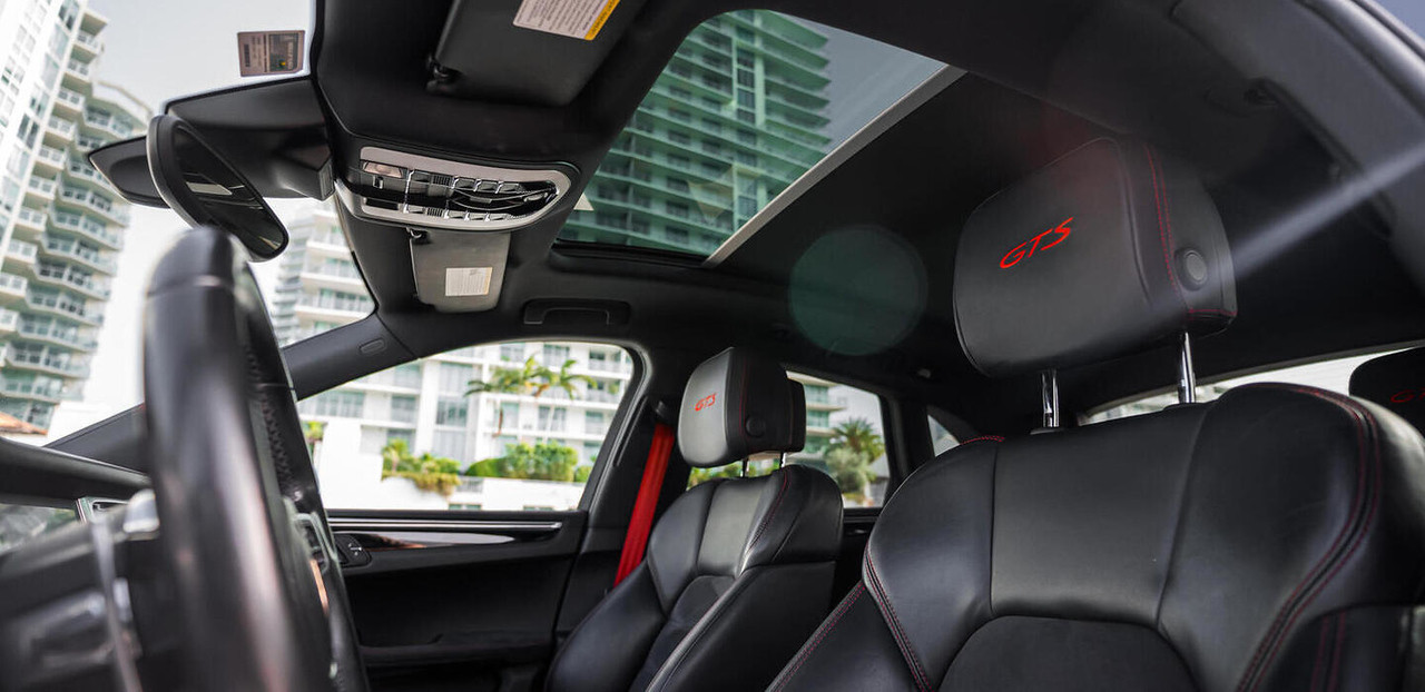 Porsche Macan GTS Black 2017 — interior dashboard