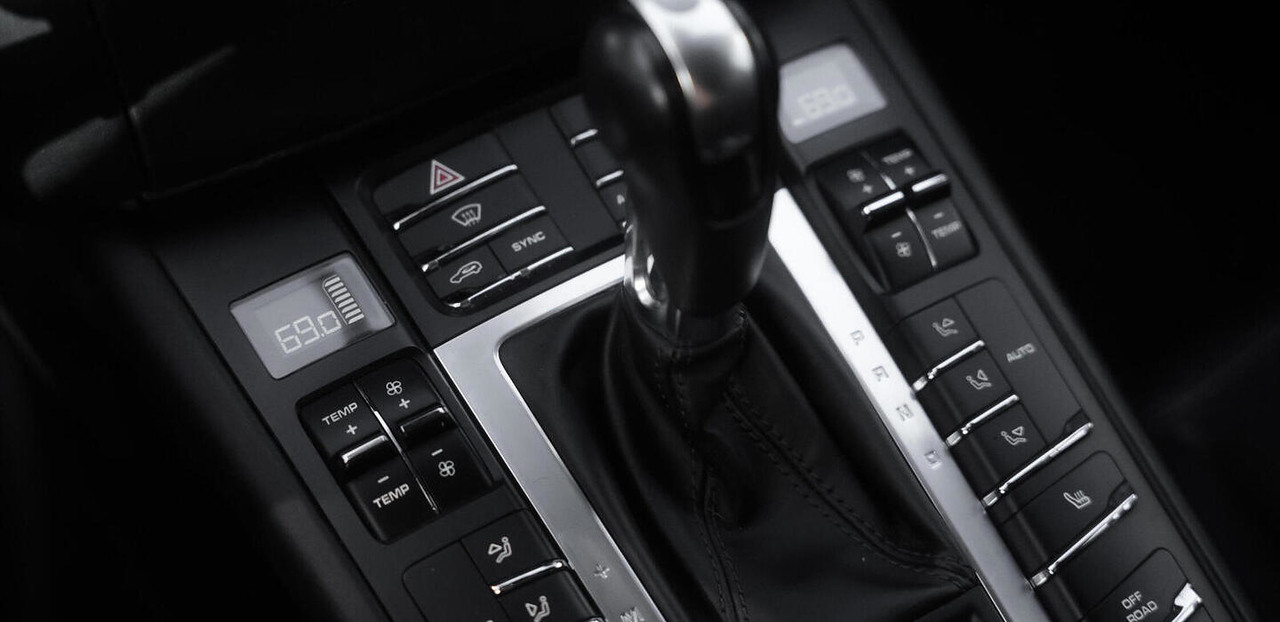 Porsche Macan GTS Black 2017 — interior seats