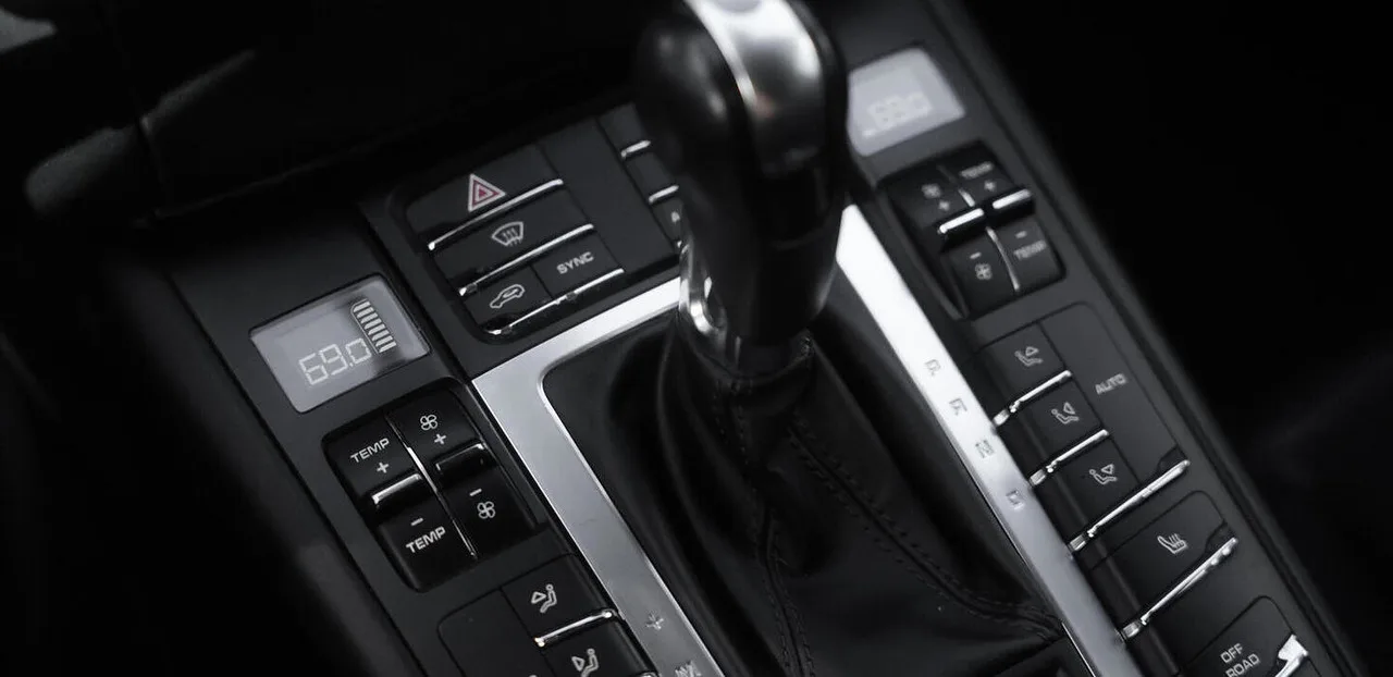 Porsche Macan GTS Black 2017 — interior seats