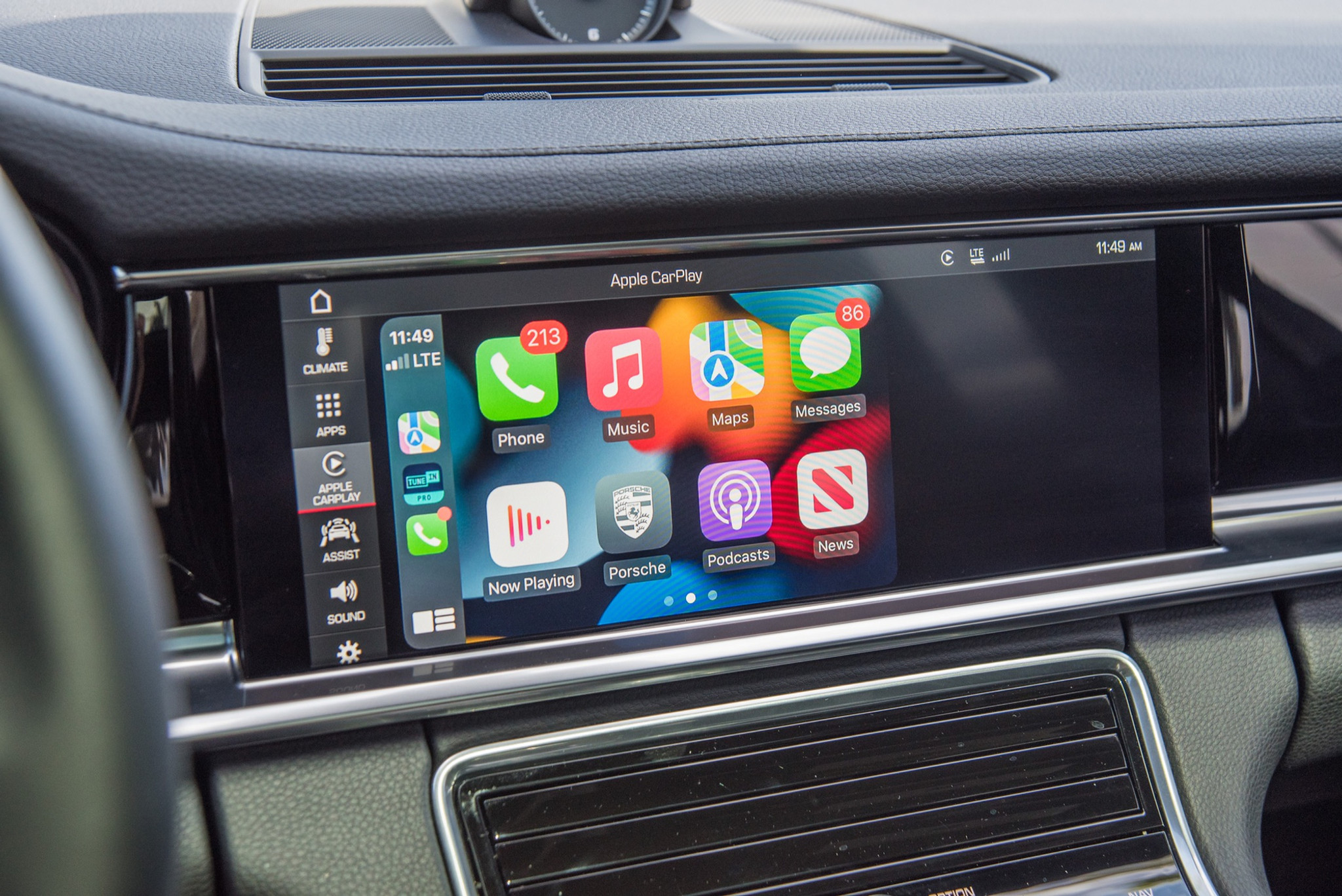 Porsche Panamera Black 2020 — interior seats