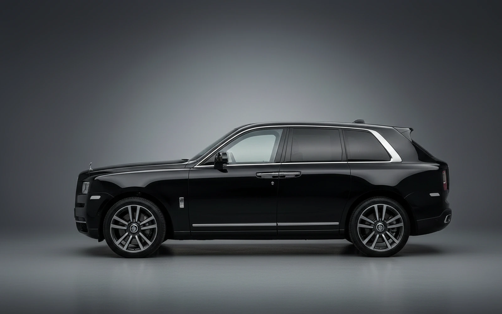 Rolls-Royce Cullinan Black 2022 — exterior rear view