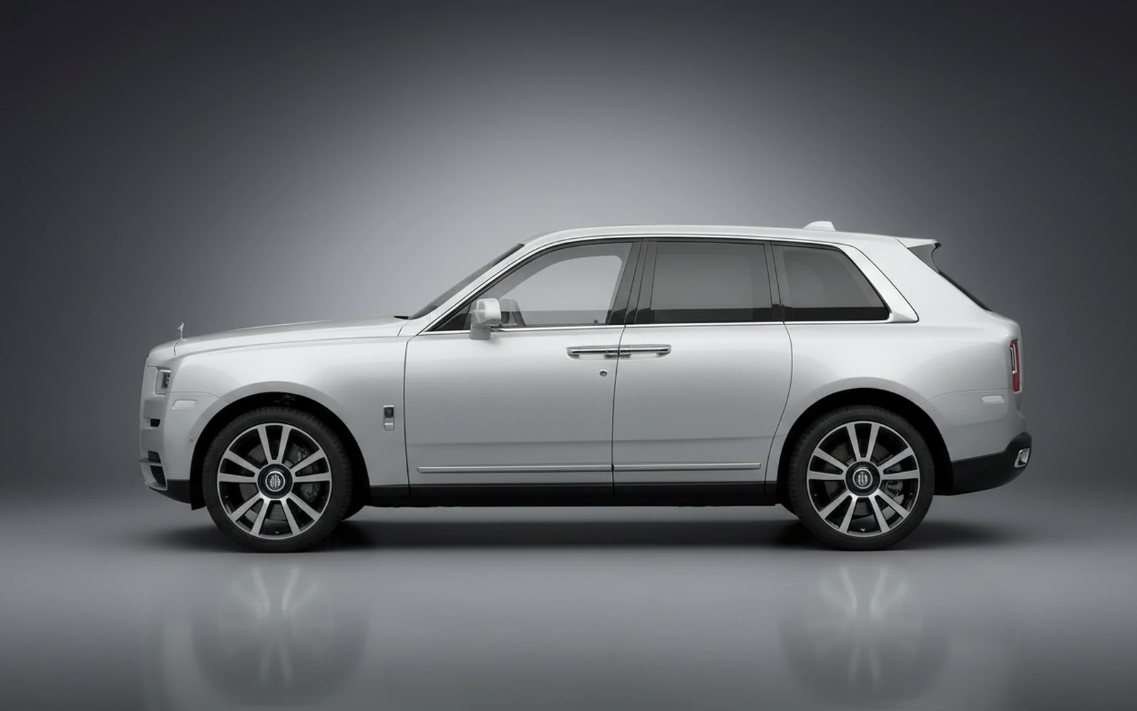 Rolls-Royce Cullinan Plata 2022 — exterior rear view