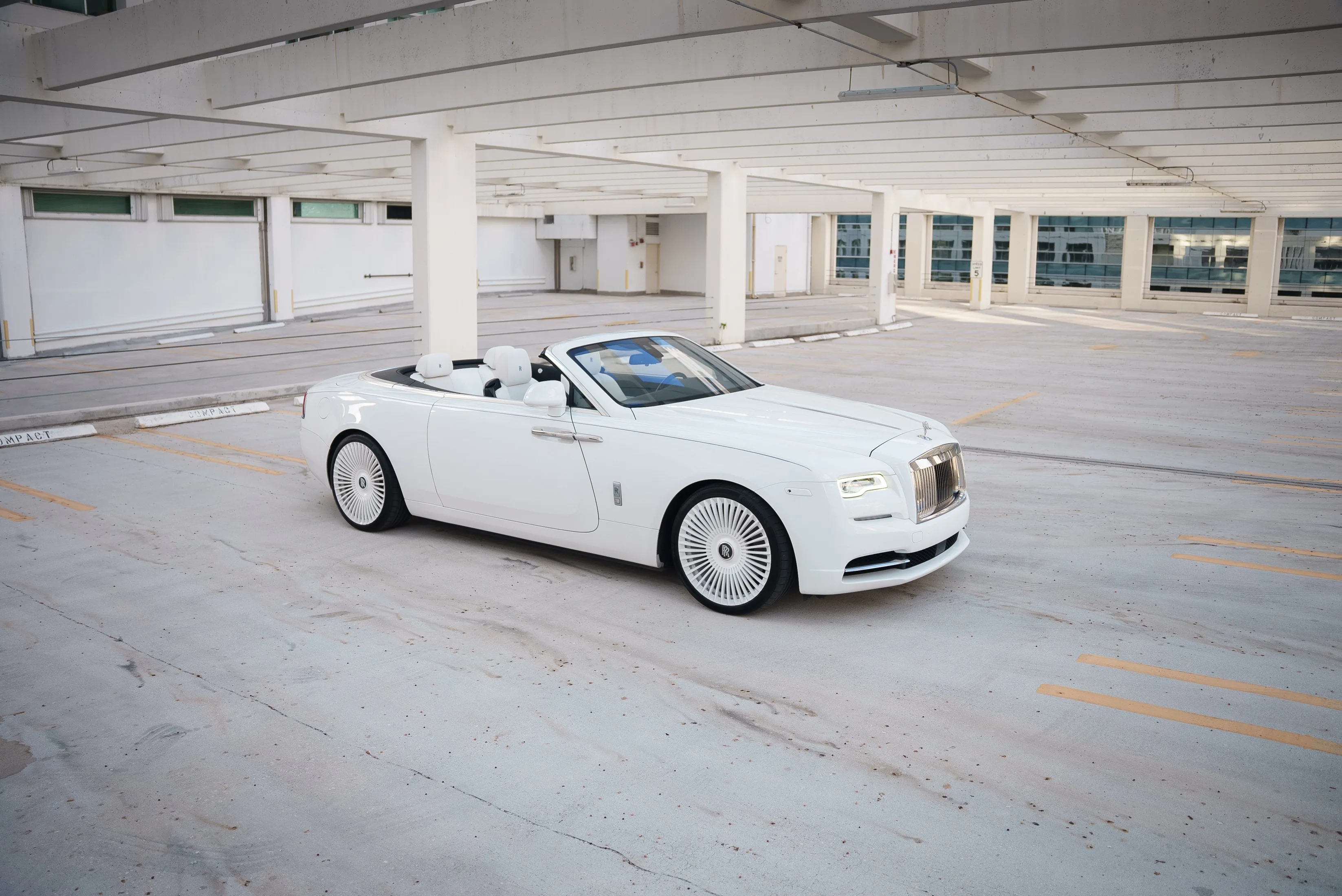 Rolls-Royce Dawn White — exterior rear view