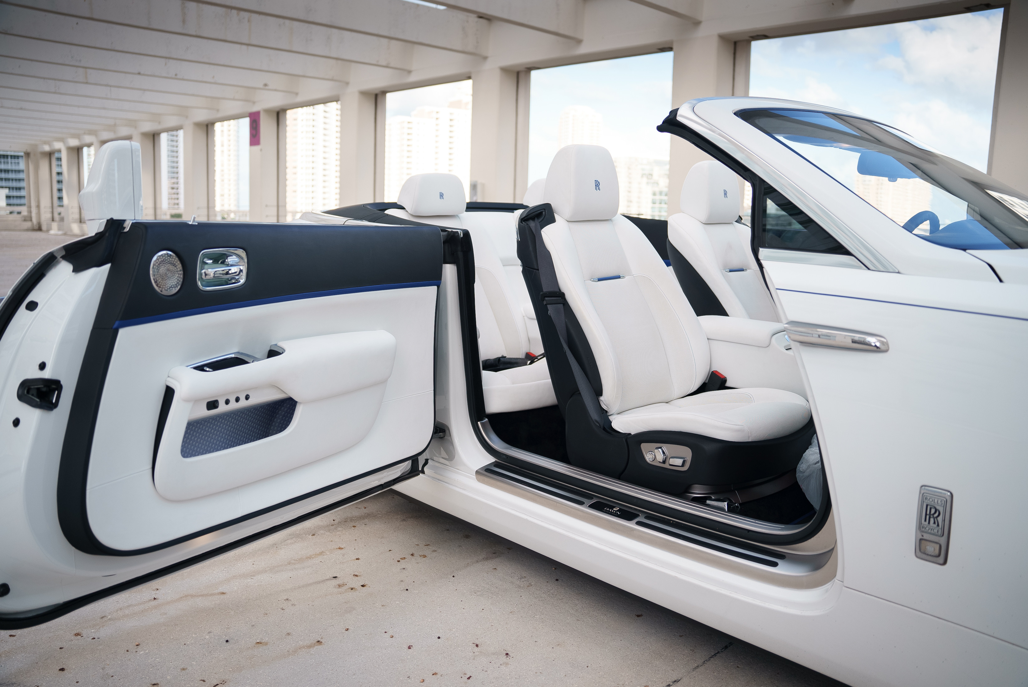 Rolls-Royce Dawn White — interior seats