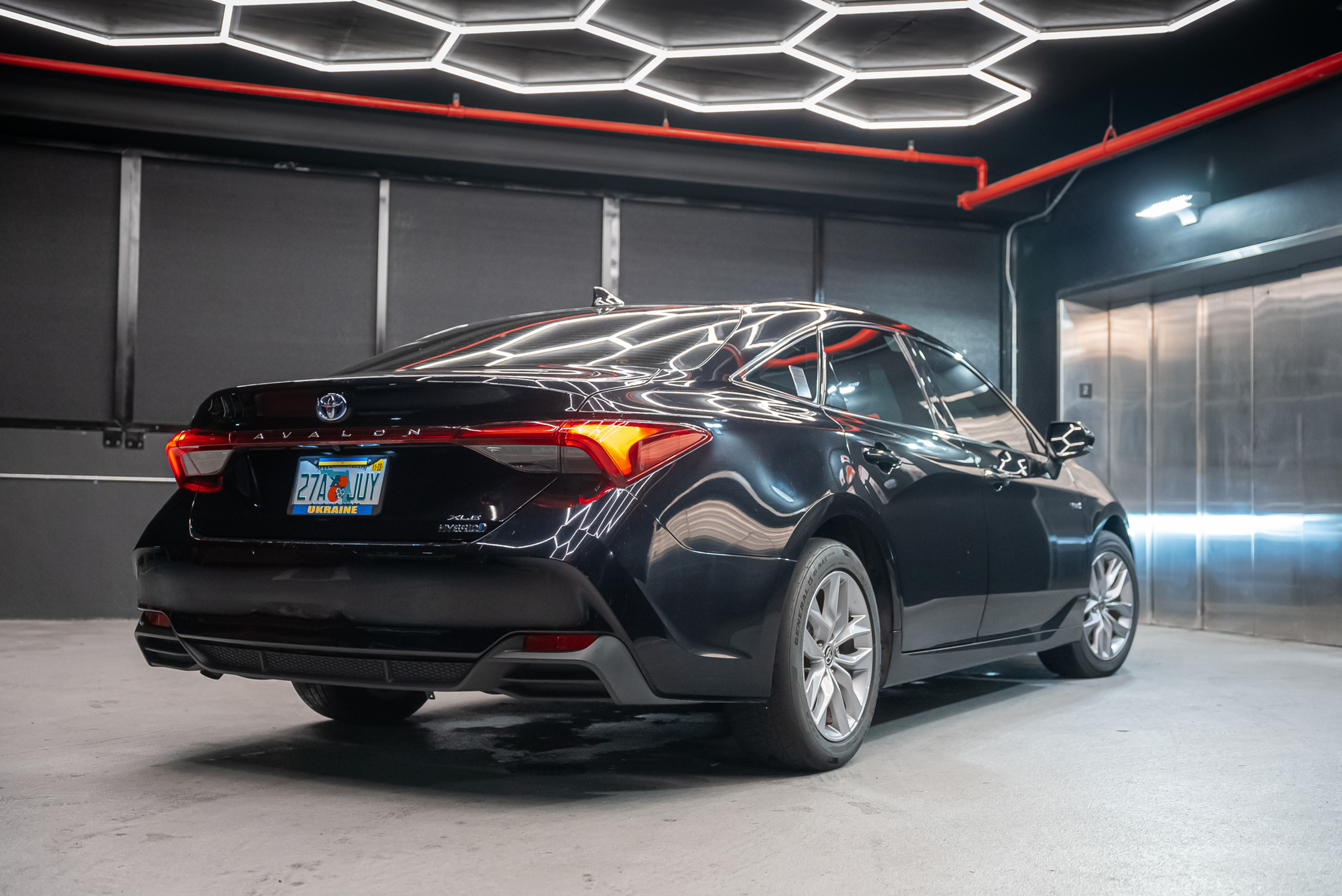 Toyota Avalon White — exterior rear view