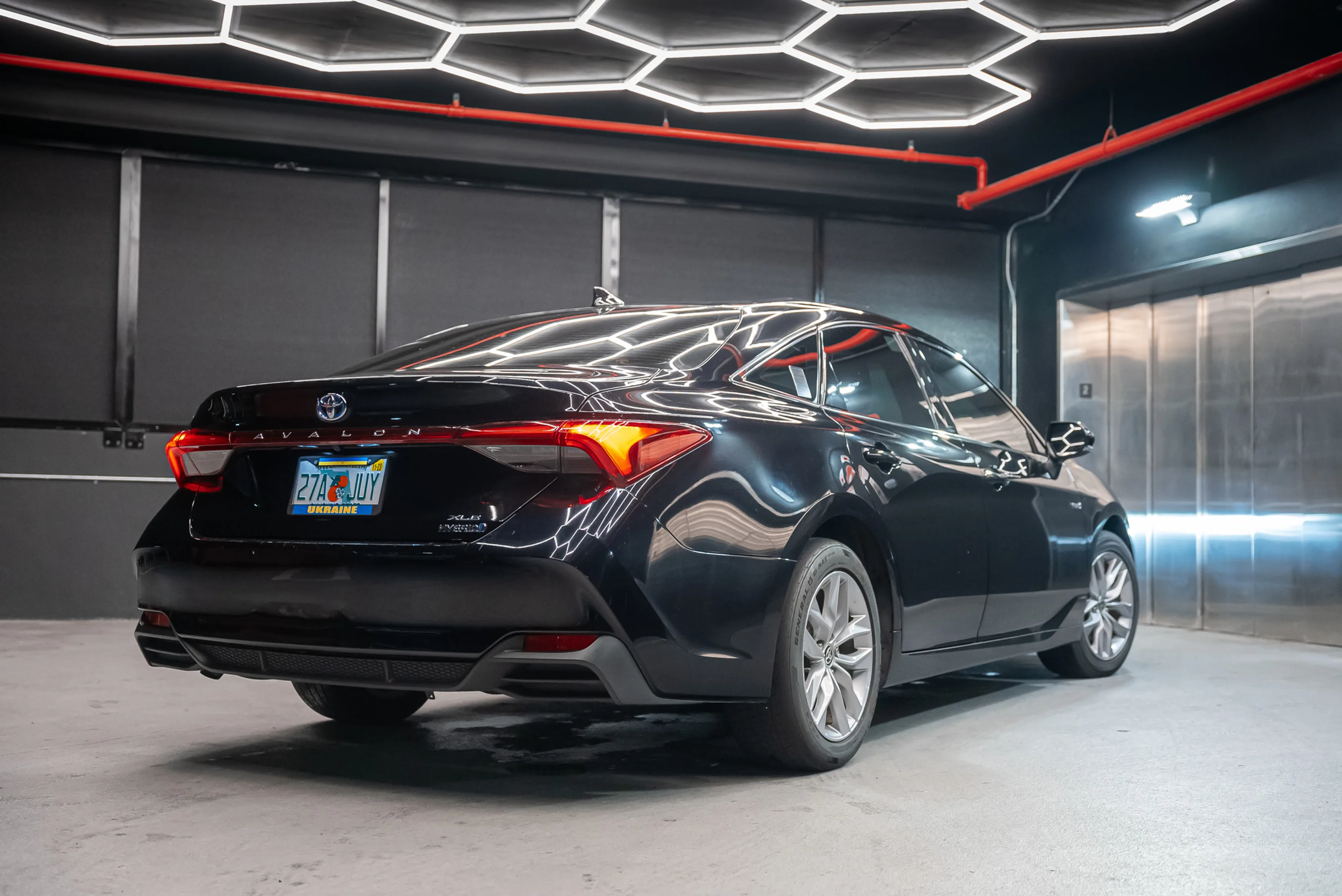 Toyota Avalon White — exterior rear view