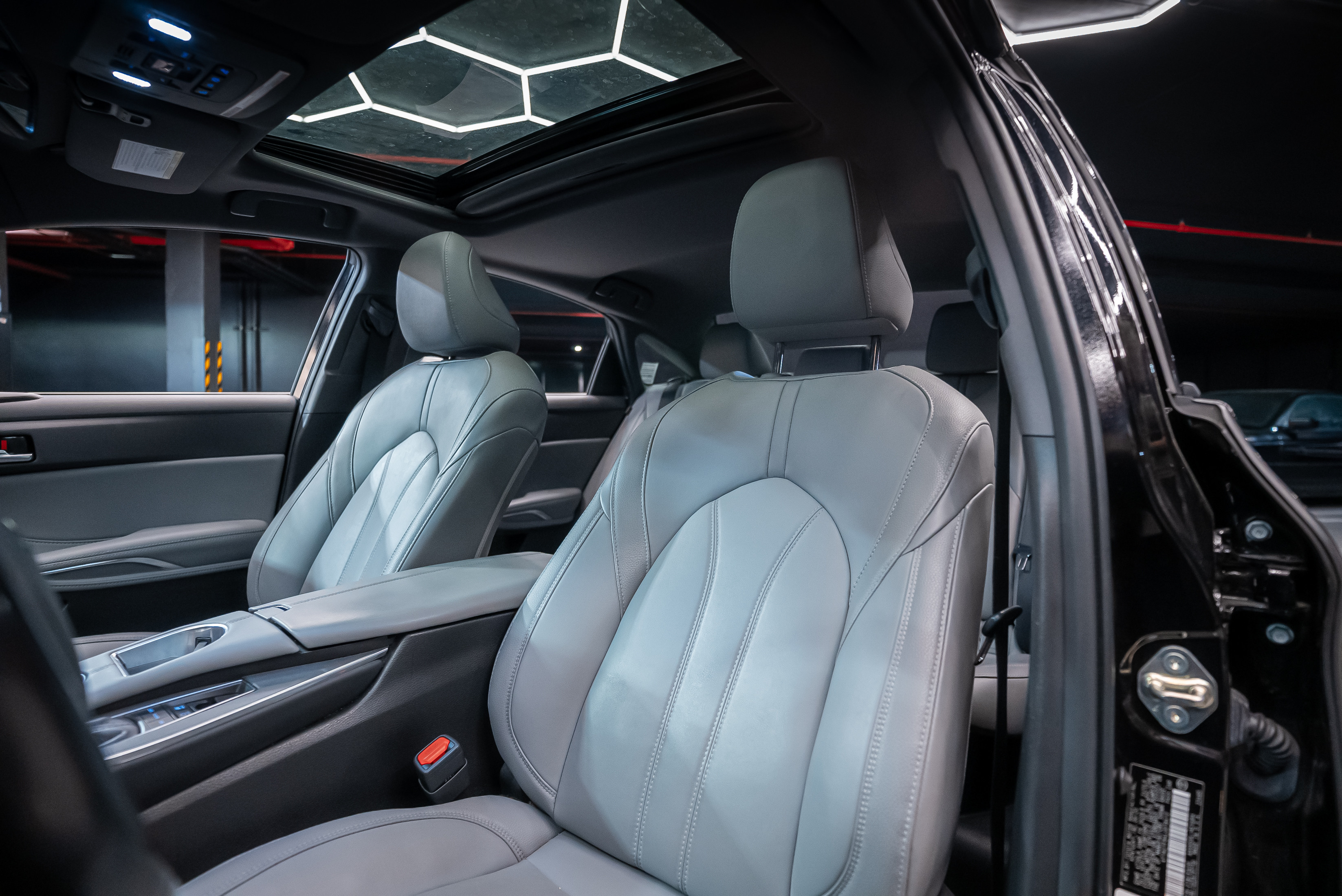 Toyota Avalon White — exterior side view