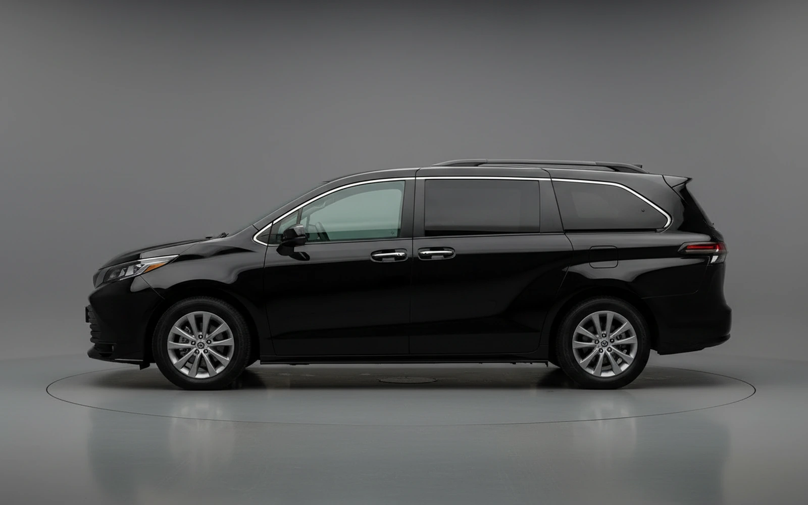 Toyota Sienna Negro 2021 — exterior rear view