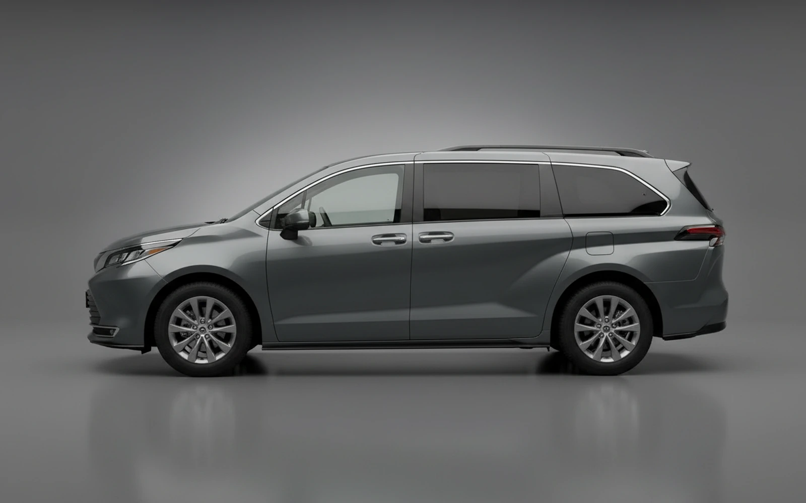 Toyota Sienna Gris 2021 — exterior rear view