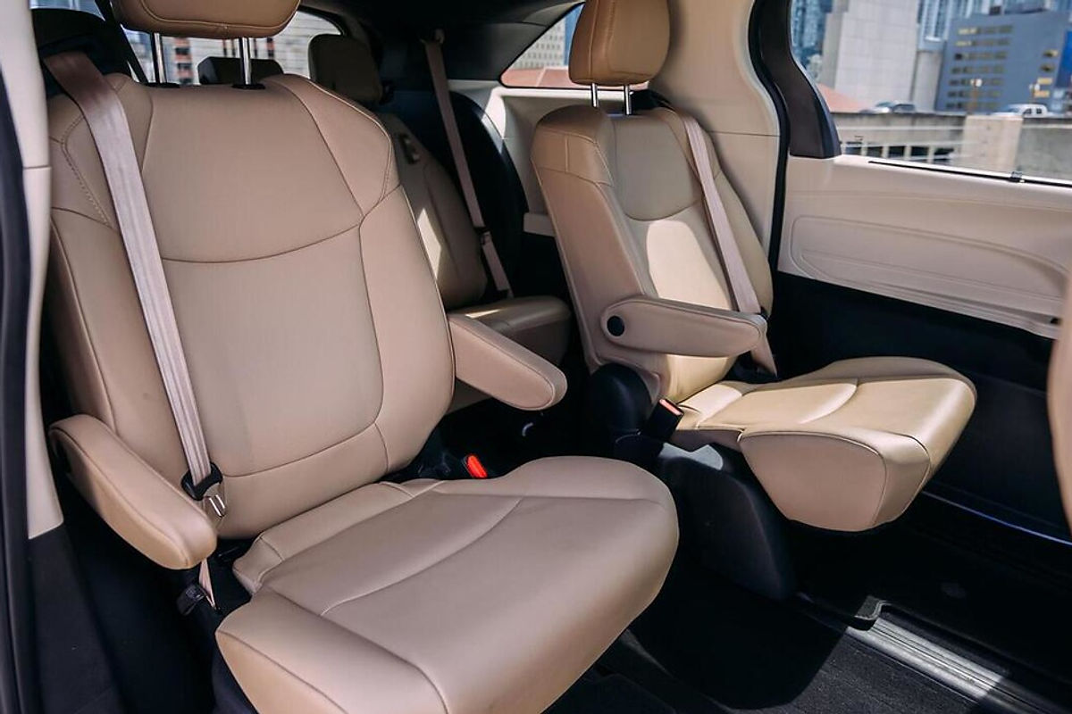 Toyota Sienna White 2021 — exterior side view