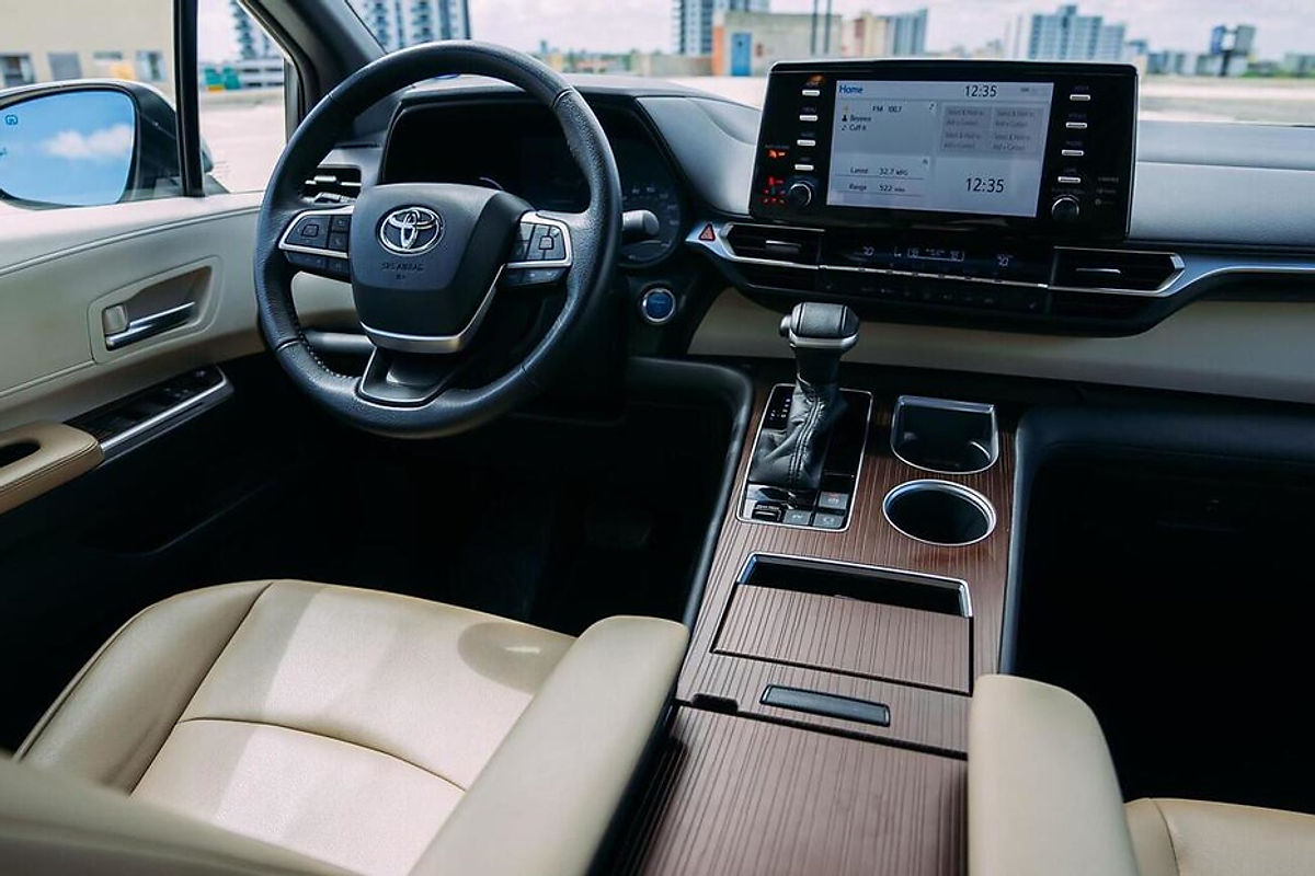 Toyota Sienna White 2021 — interior seats