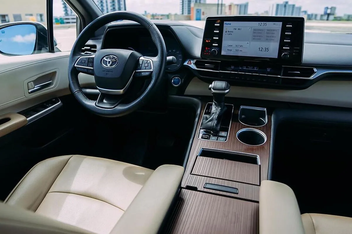 Toyota Sienna White 2021 — interior seats