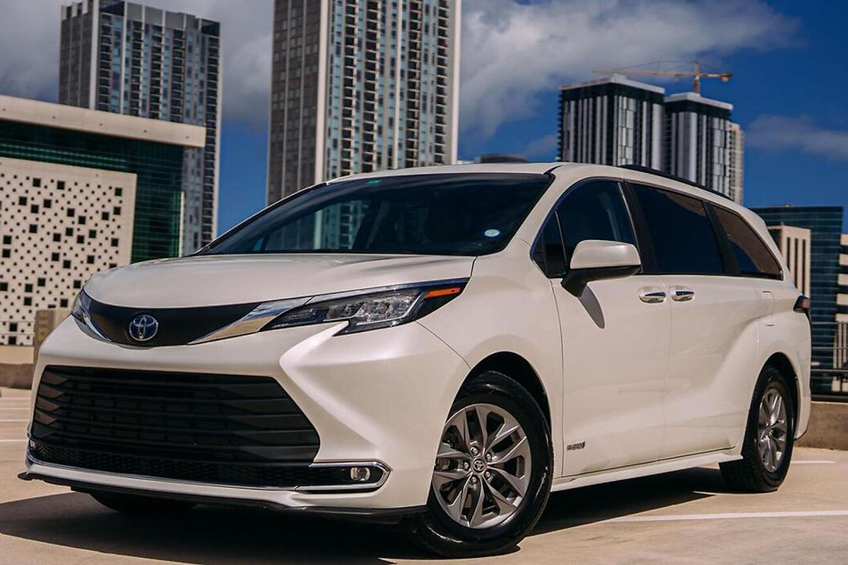 Toyota Sienna White 2021 — photo 6