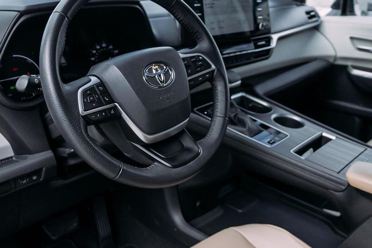 Toyota Sienna White 2021 — photo 9