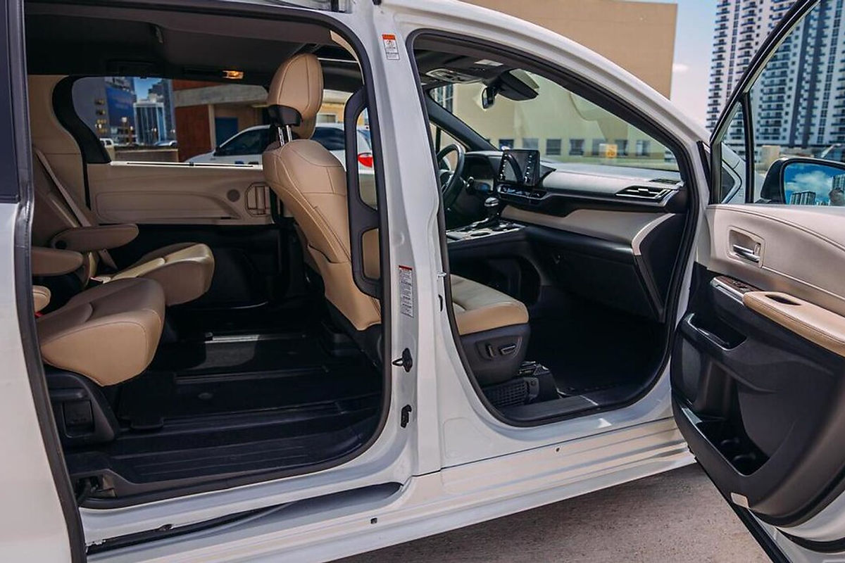 Toyota Sienna White 2021 — photo 10