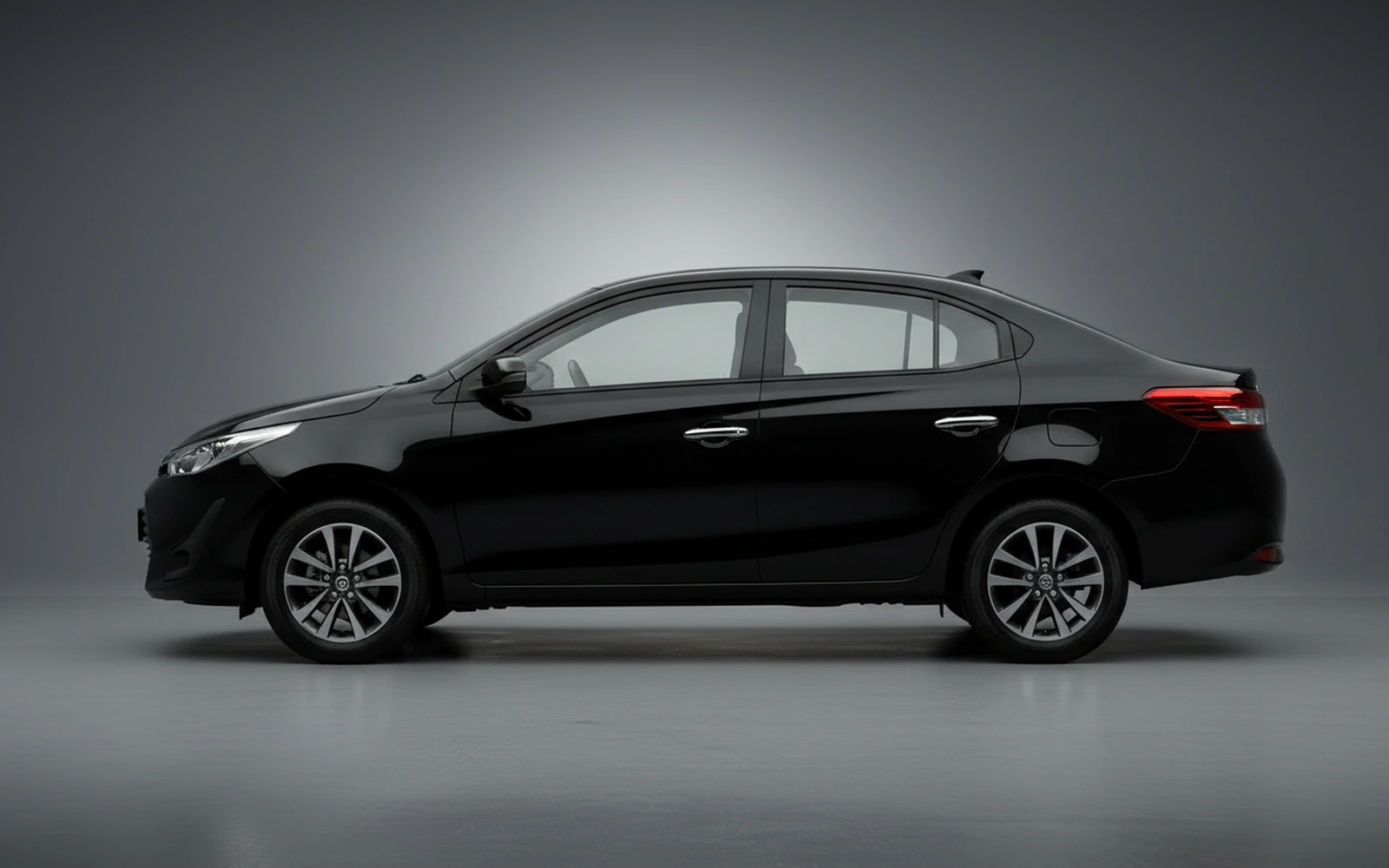 Toyota Yaris Negro 2026 — exterior rear view