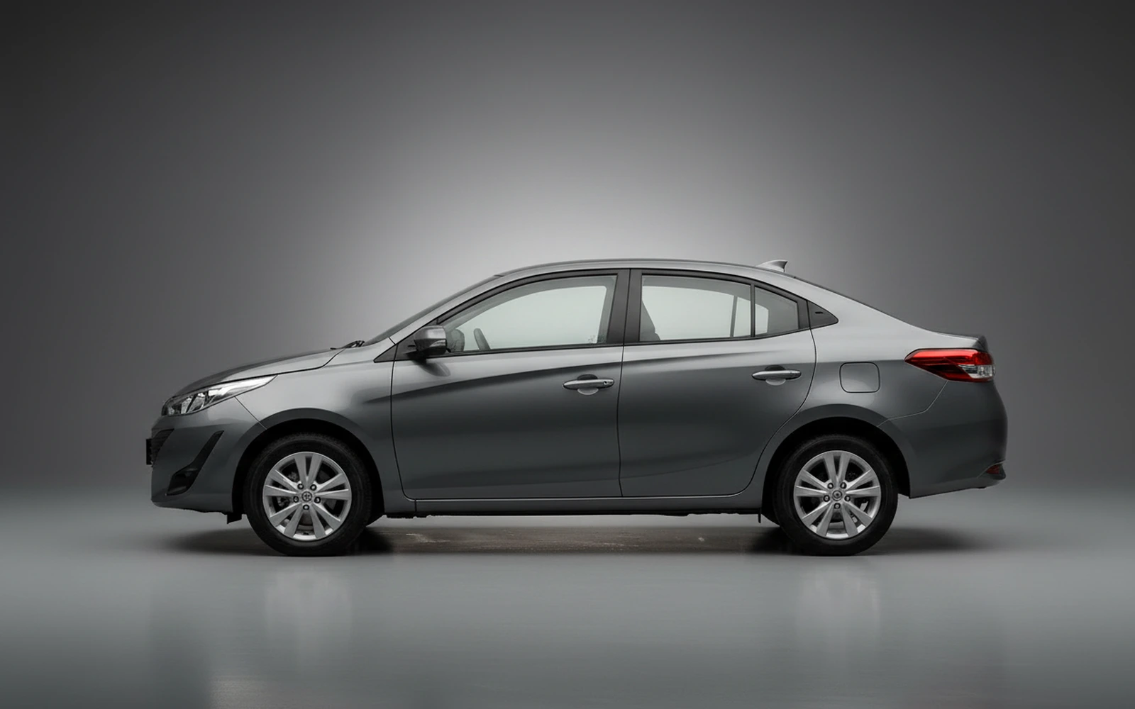 Toyota Yaris Gris 2026 — exterior rear view