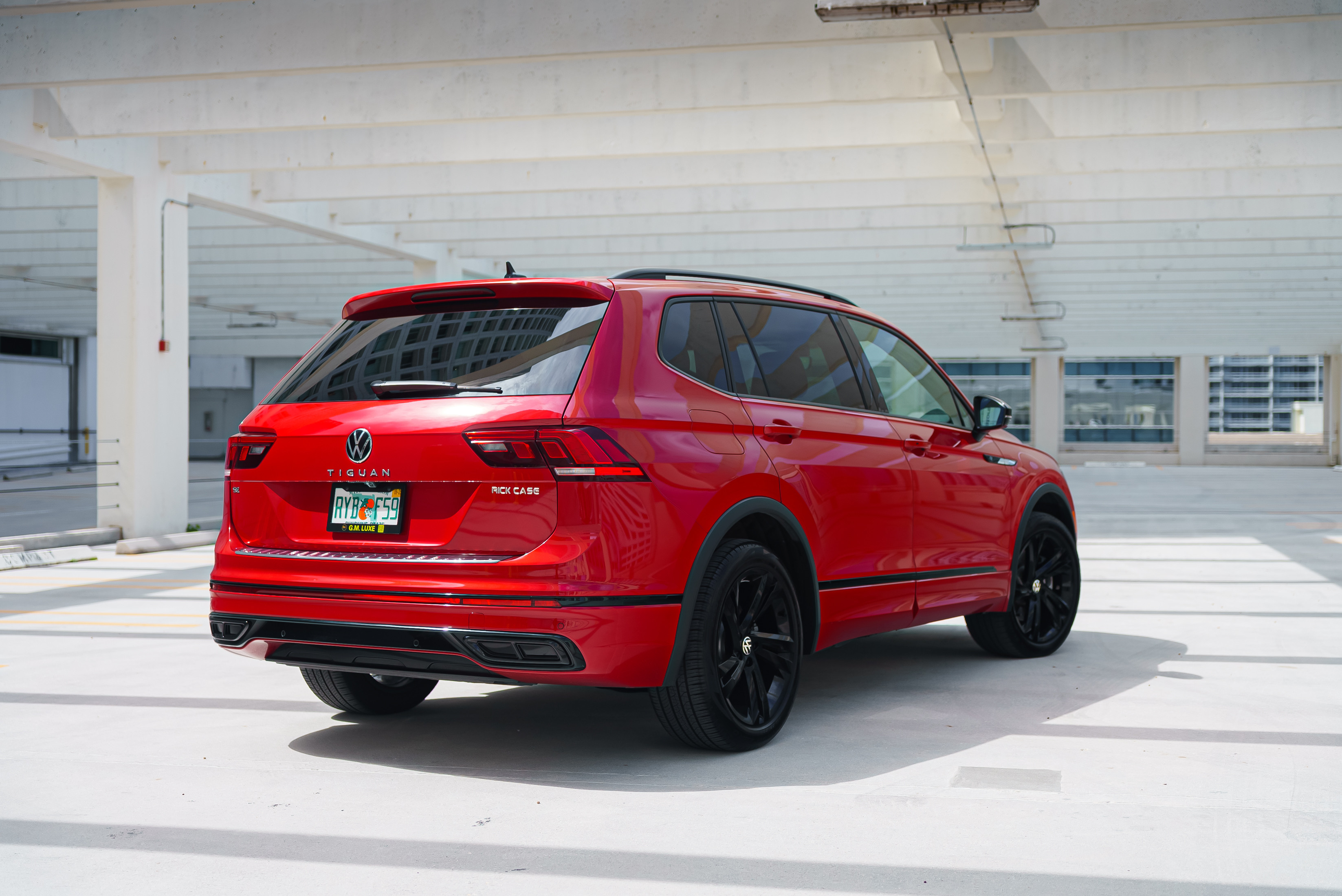 Volkswagen Tiguan Grey — exterior side view