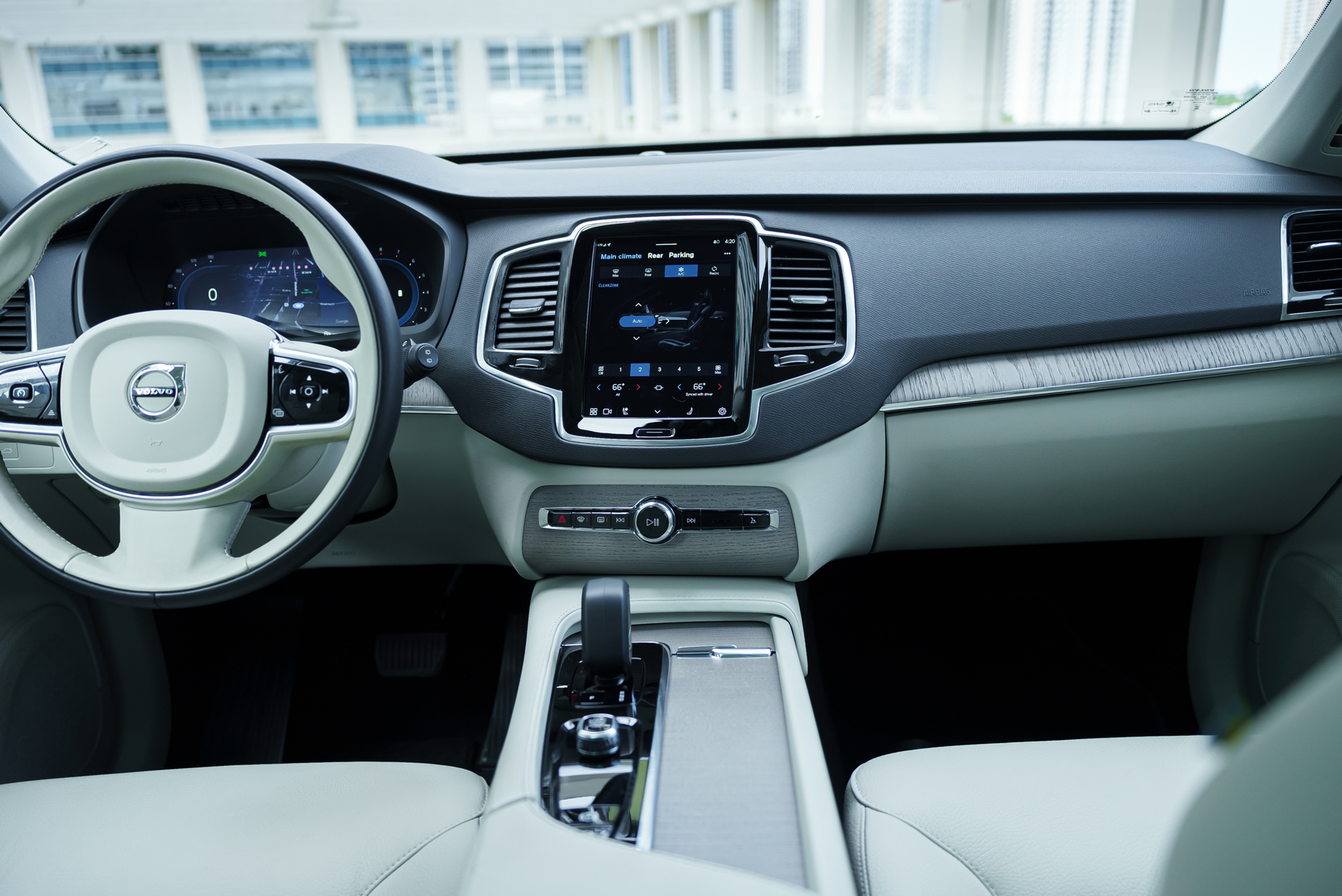 Volvo XC90 White — exterior rear view