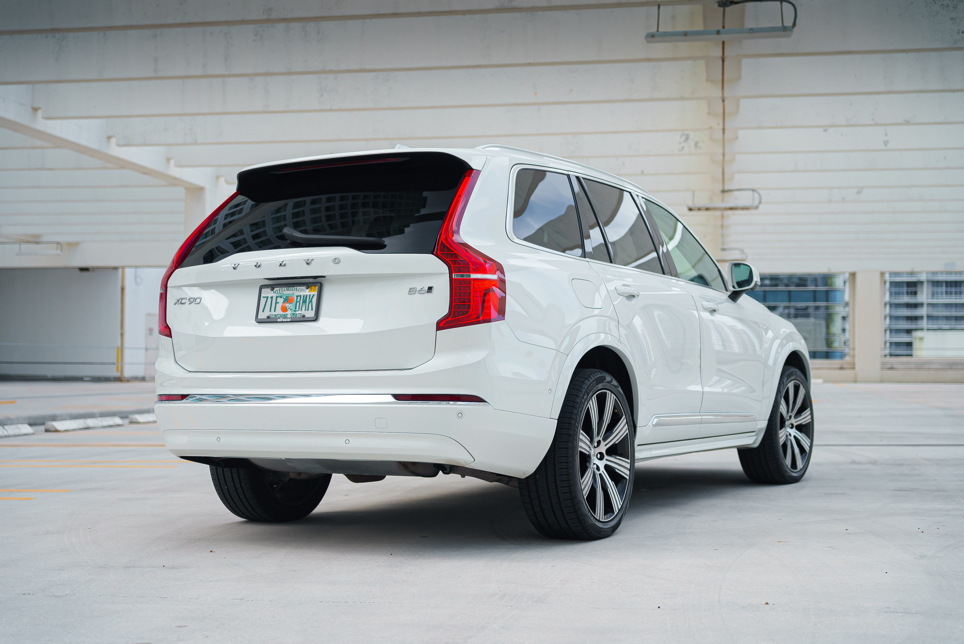 Volvo XC90 White — exterior side view