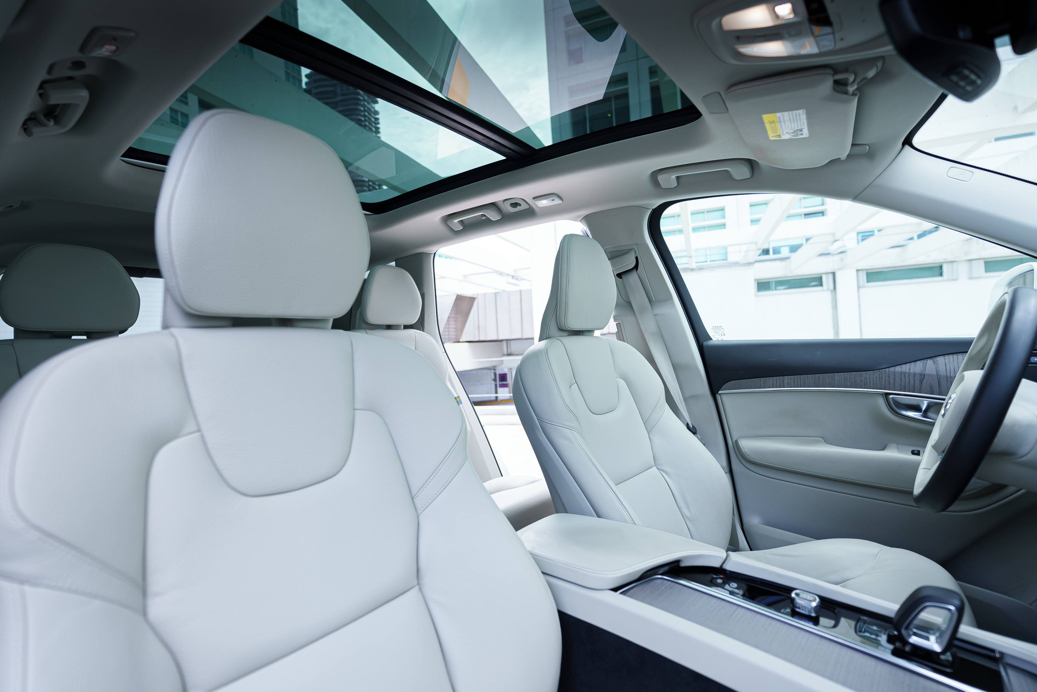 Volvo XC90 White — interior dashboard