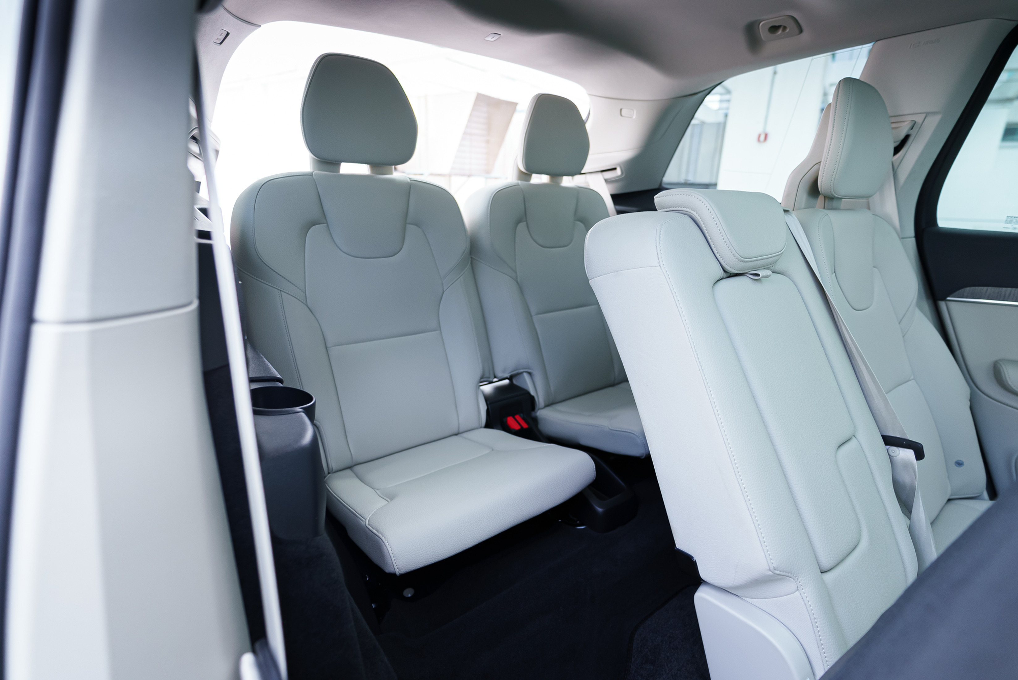 Volvo XC90 White — interior seats